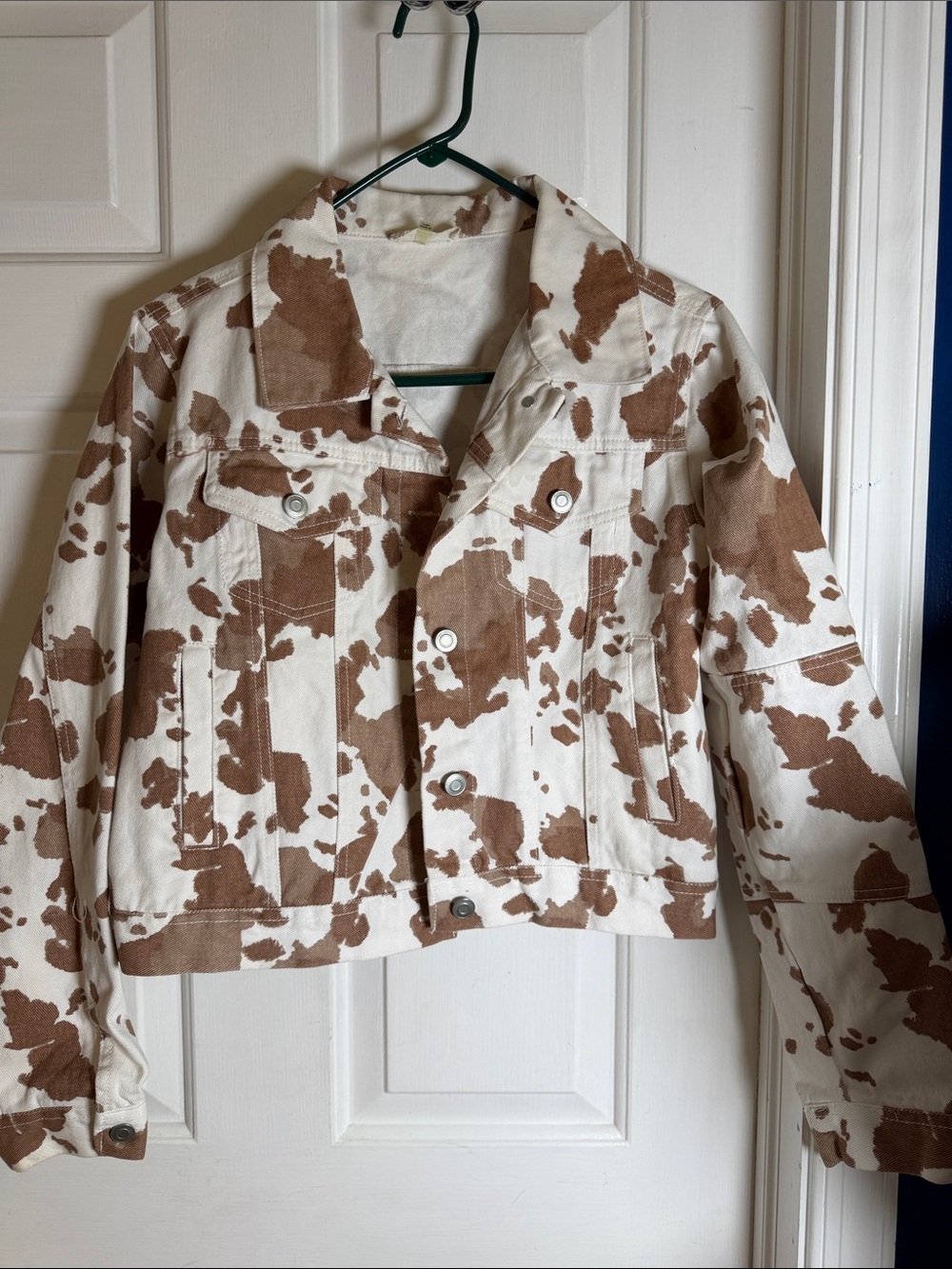 Women’s Altar'd State Cream & Brown Cow Print Crop Jean Jacket Size Small - Picture 3 of 7